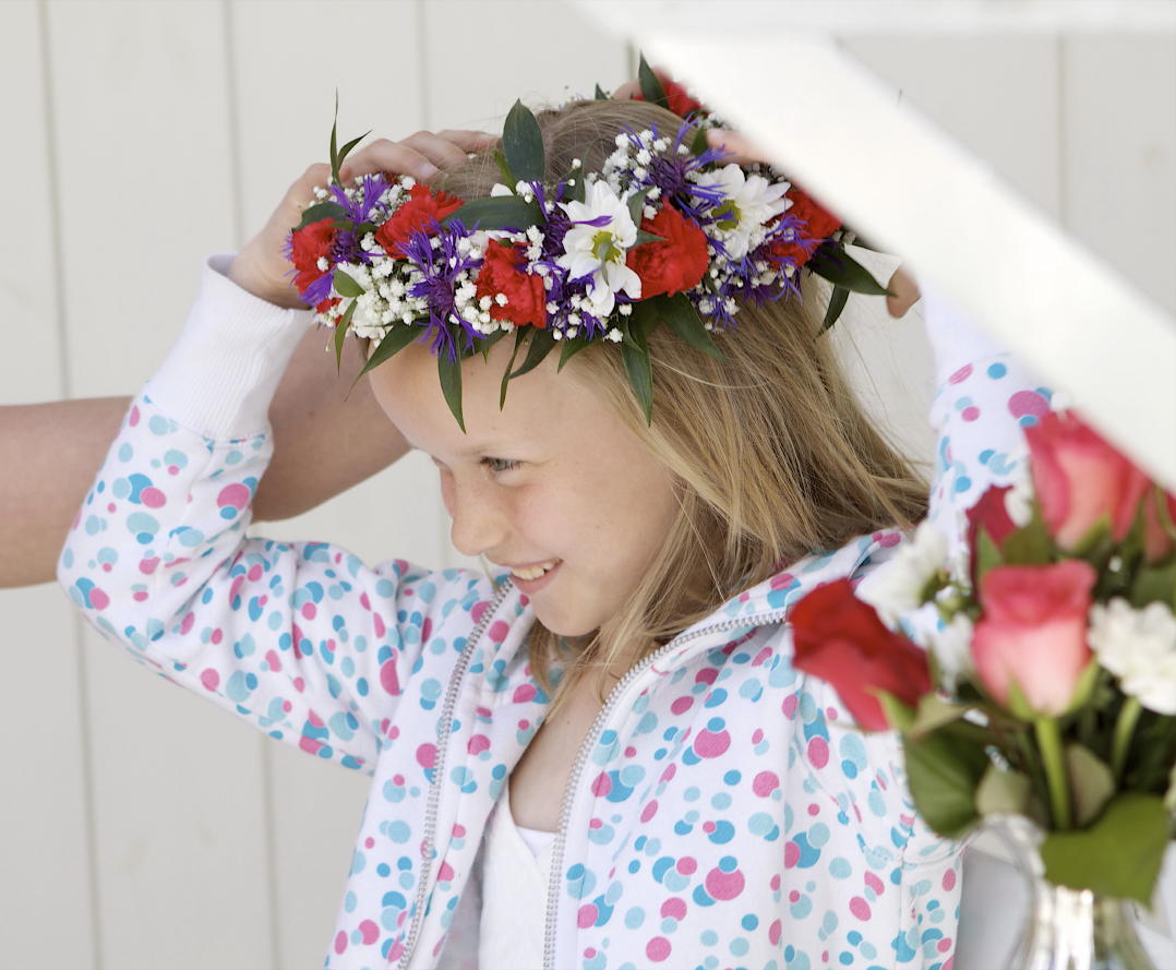 Make your own Swedish Midsummer wreath in 5 steps